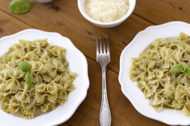 Fesleğen ve Parmesan ile pesto soslu makarna Farfalle.