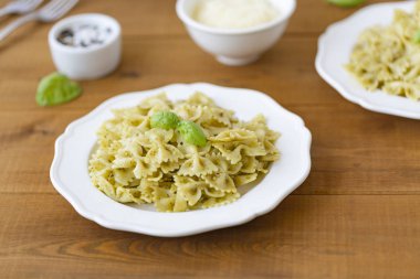 Fesleğen ve Parmesan ile pesto soslu makarna Farfalle.