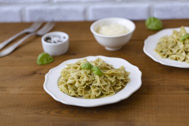 Fesleğen ve Parmesan ile pesto soslu makarna Farfalle.