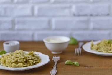 Fesleğen ve Parmesan ile pesto soslu makarna Farfalle.