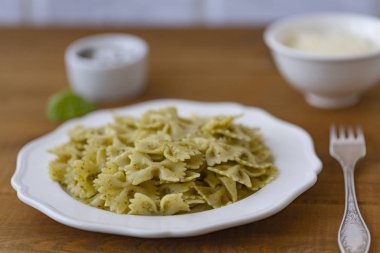 Fesleğen ve Parmesan ile pesto soslu makarna Farfalle.