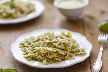 Fesleğen ve Parmesan ile pesto soslu makarna Farfalle.