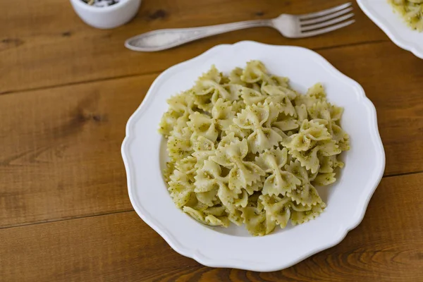 Fesleğen ve Parmesan ile pesto soslu makarna Farfalle.