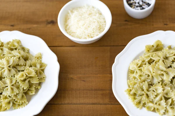 Fesleğen ve Parmesan ile pesto soslu makarna Farfalle.