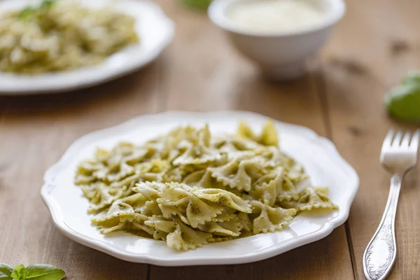 Macarrão Farfalle Molho Pesto Com Manjericão Parmesão — Fotografia de Stock