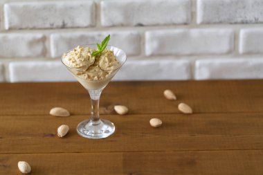 Badem, nane ve çikolata ile dondurma.