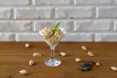 Badem, nane ve çikolata ile dondurma.