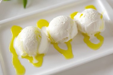 Vanilyalı dondurma beyaz arka plan üzerinde izole kase. Vanilyalı dondurma nane kase ve mango sos ile