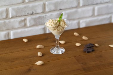 Badem, nane ve çikolata ile dondurma.