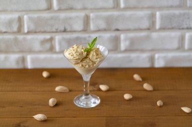 Badem, nane ve çikolata ile dondurma.