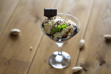 Badem, nane ve çikolata ile dondurma.