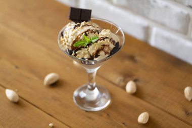 Badem, nane ve çikolata ile dondurma.