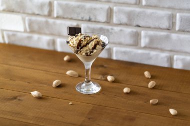 Badem, nane ve çikolata ile dondurma.