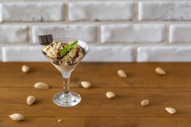 Badem, nane ve çikolata ile dondurma.