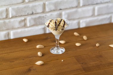 Badem, nane ve çikolata ile dondurma.