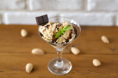 Badem, nane ve çikolata ile dondurma.