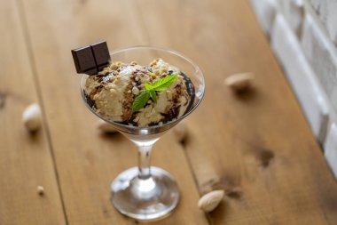Badem, nane ve çikolata ile dondurma.