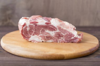 Çiğ domuz boyun eti baharat ahşap stand ile