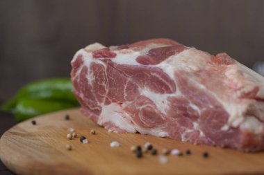 Çiğ domuz boyun eti baharat ahşap stand ile