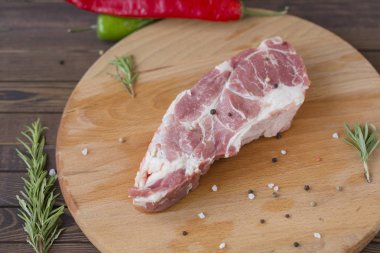 Ahşap masa üzerinde çiğ domuz eti