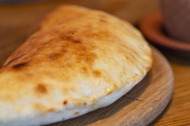 Geleneksel Gürcü Acara khachapuri masaya. 