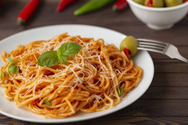 Tabak makarna salça ve koyu ahşap arka plan üzerinde üstten görünüm yemek pişirmek için malzemeler