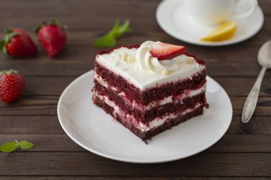 Mus kek taze çilek, Cheesecake ve çilek üstte.