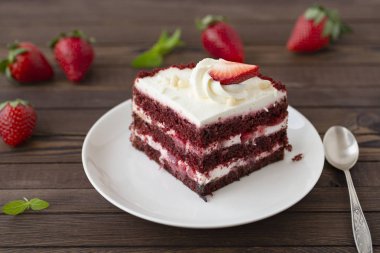 Mus kek taze çilek, Cheesecake ve çilek üstte.