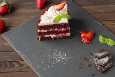 Mus kek taze çilek, Cheesecake ve çilek üstte.