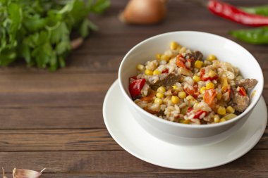 Et ve sebzeli kızarmış pirinç.