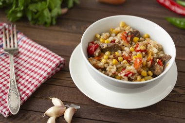 Et ve sebzeli kızarmış pirinç.