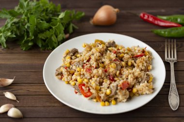 kızarmış pilav et ve sebze ile.