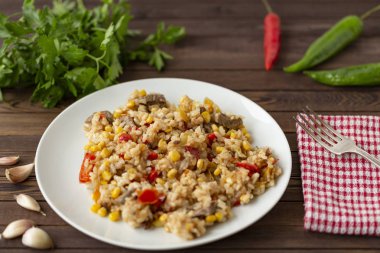 kızarmış pilav et ve sebze ile.