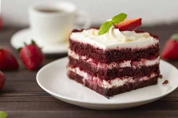 Mus kek taze çilek, Cheesecake ve çilek üstte.