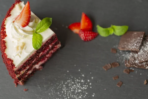 Mus kek taze çilek, Cheesecake ve çilek üstte.