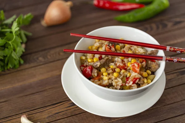 Gebratener Reis Mit Fleisch Und Gemüse — Stockfoto