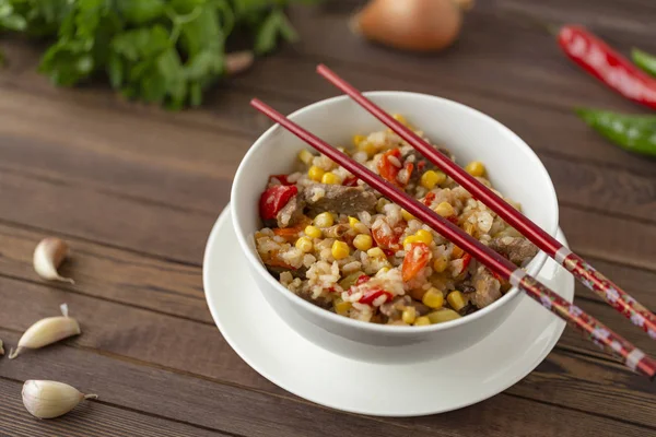 Gebratener Reis Mit Fleisch Und Gemüse — Stockfoto