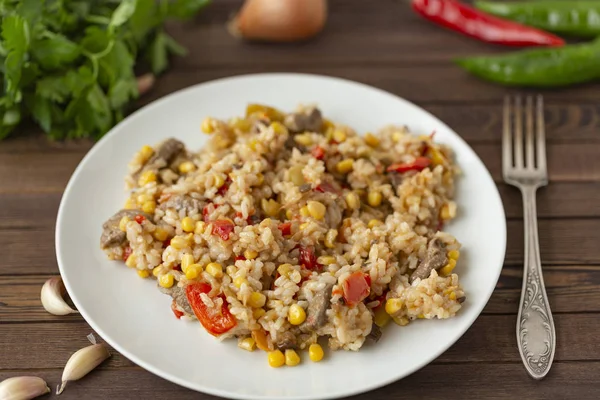 kızarmış pilav et ve sebze ile.