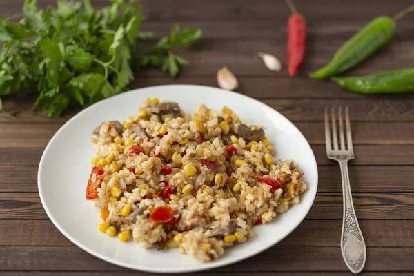 kızarmış pilav et ve sebze ile.