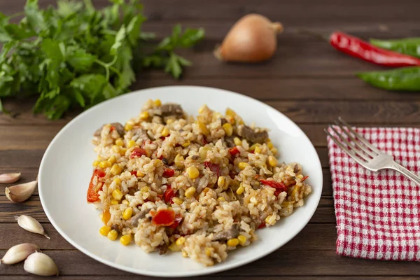 kızarmış pilav et ve sebze ile.