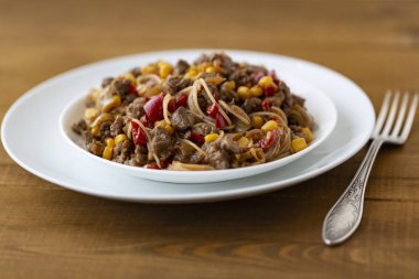 Et ve sebze, tatlı ve ekşi soslu erişte.