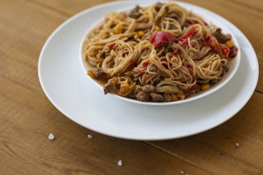 Et ve sebze, tatlı ve ekşi soslu erişte.