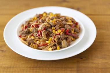 Et ve sebze, tatlı ve ekşi soslu erişte.