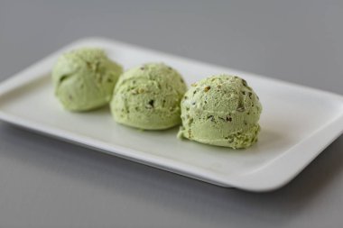 Fıstıklı dondurma beyaz kase. 