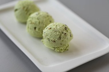 Fıstıklı dondurma beyaz kase. 