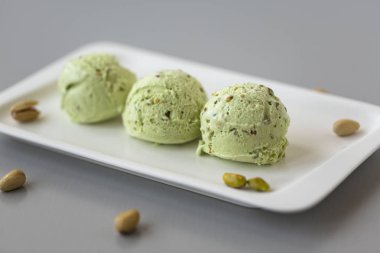 Lezzetli ev yapımı fıstık dondurma ile fındık serpilir. 