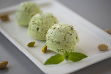 Lezzetli fıstıklı dondurma, fındık ve nane.