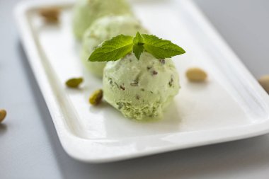 Lezzetli fıstıklı dondurma, fındık ve nane.