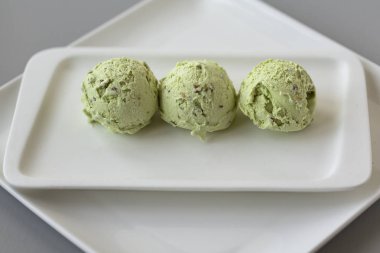 Fıstıklı dondurma beyaz kase. 