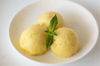 Taze ananas sorbe dondurma beyaz bir tabak içinde